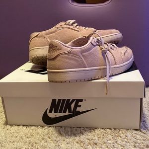 WOMENS AIR JORDAN 1 retro lows( rose gold)